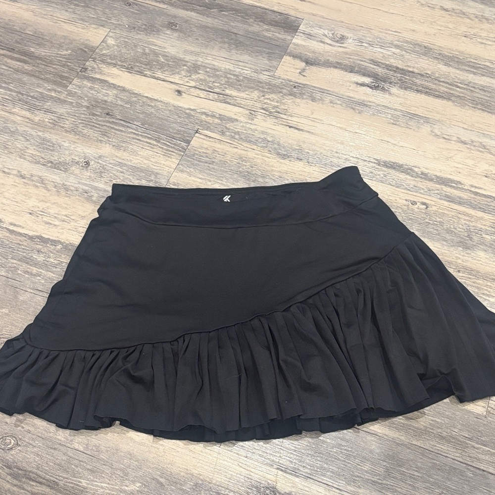 Flowy a symmetrical black skort size medium